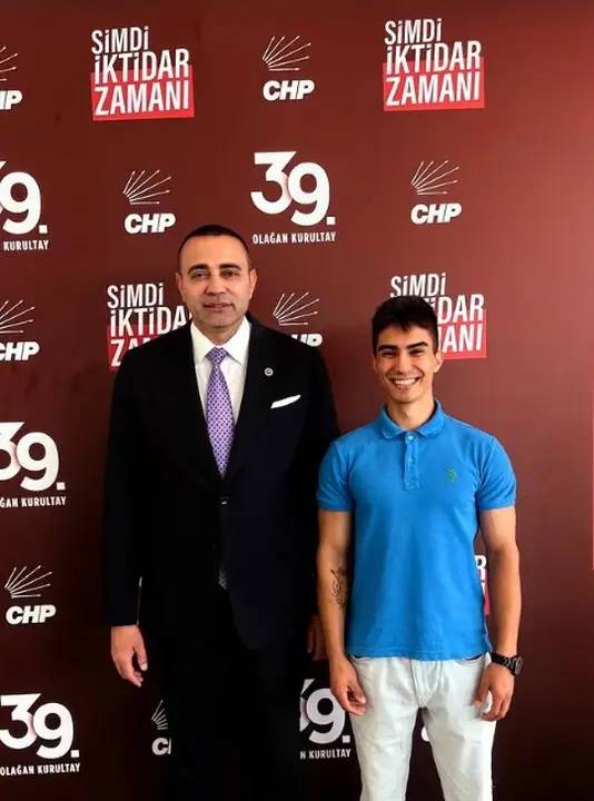 Antalyalı Pikachu CHP Kurultayı’nda 4